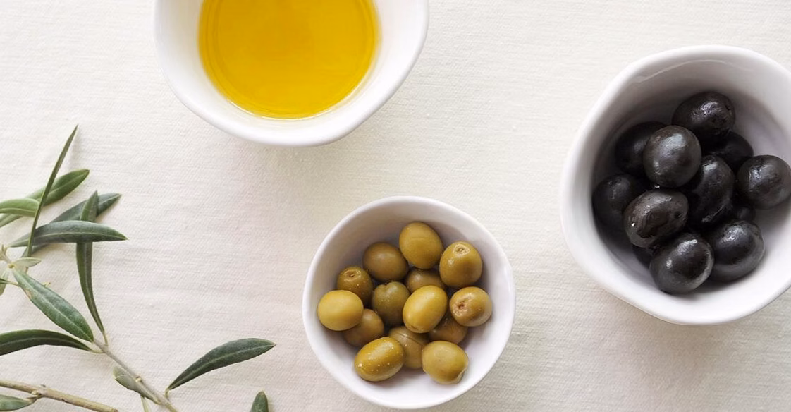 Illustration pour Choisir les ingrédients pour un sauté de porc aux olives : qualité, saison et producteurs