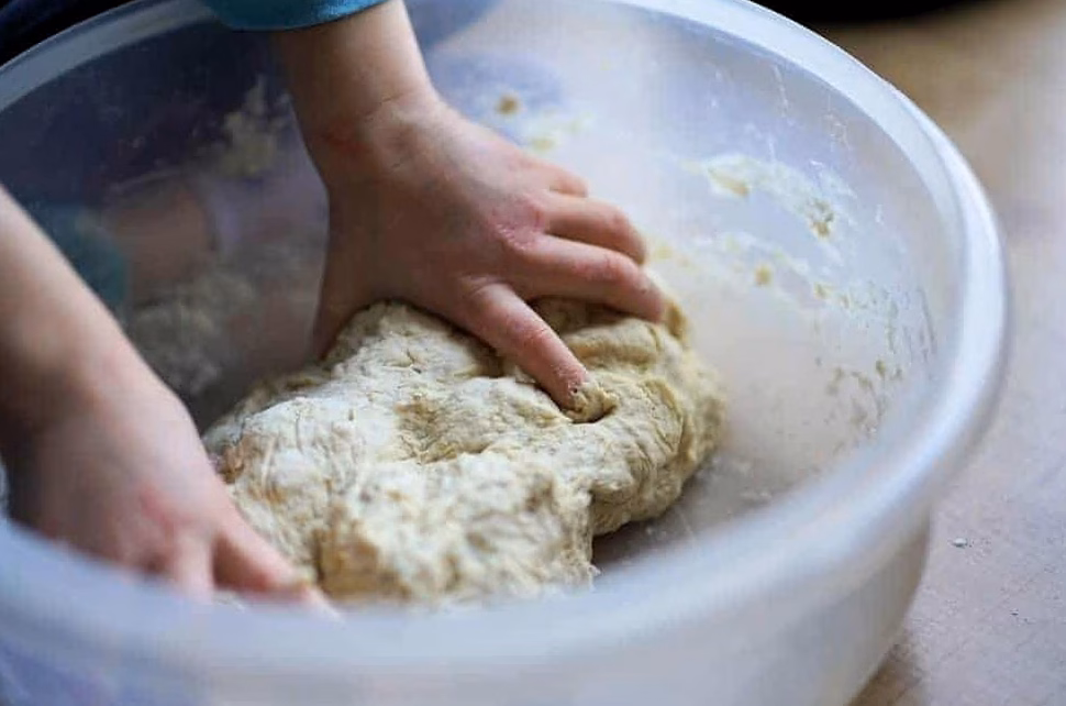 Faire la pâte : étapes détaillées, pétrissage et préferts pour un pain maison inratable en image