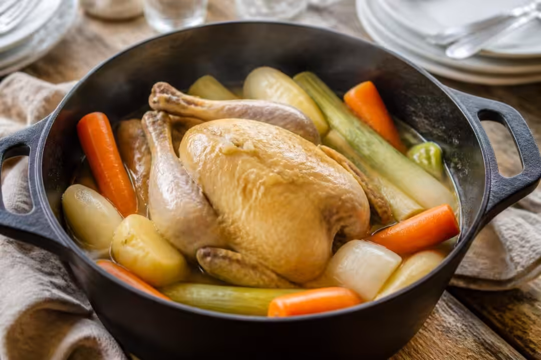 découvrez la recette authentique de la poule au pot, un classique de la cuisine française traditionnelle, facile à réaliser et pleine de saveurs.