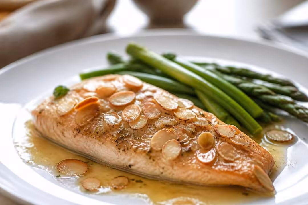 découvrez la recette classique et savoureuse des truites aux amandes, un plat simple à réaliser qui ravira vos papilles avec sa délicate association de saveurs.